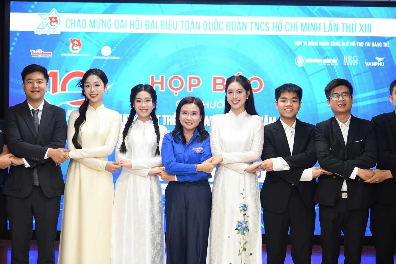 a-hau-chau-anh-va-dan-nguoi-dep-tiep-lua-tai-le-cong-bo-de-cu-guong-mat-tre-viet-nam-tieu-bieu-2025