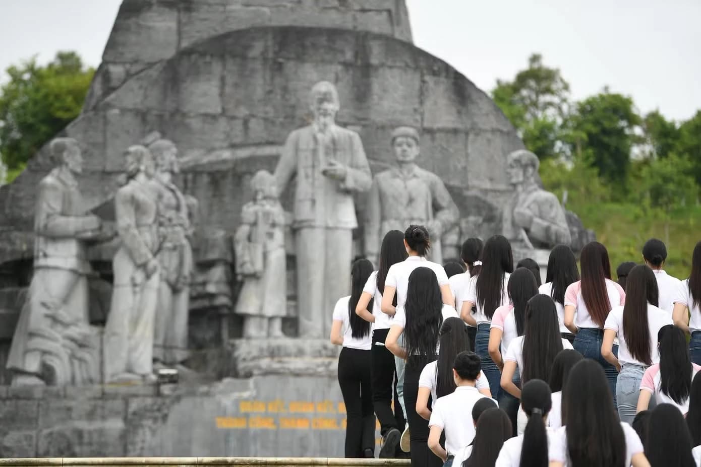 thi-sinh-hoa-hau-viet-nam-dang-hoa-tai-tuong-dai-bac-ho-voi-dong-bao-cac-dan-toc-tinh-lai-chau
