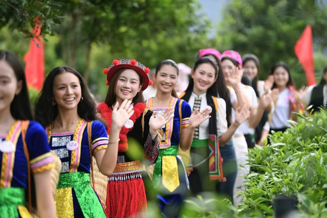 53-thi-sinh-hoa-hau-viet-nam-deo-gui-hai-che