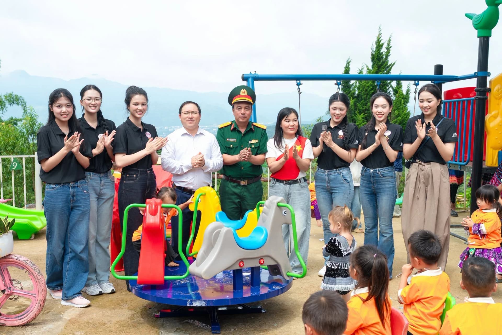 mang-yeu-thuong-den-cac-em-nho-lai-chau-cung-hoa-hau-viet-nam-va-nhan-ai-viet-nam